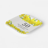 イエローウォーター色の水仙50th誕生日パーティー ペーパープレート (傾斜あり)