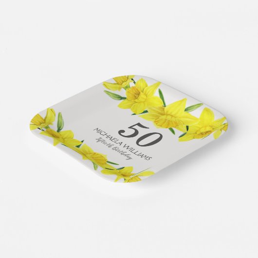 イエローウォーター色の水仙50th誕生日パーティー ペーパープレート (傾斜あり)