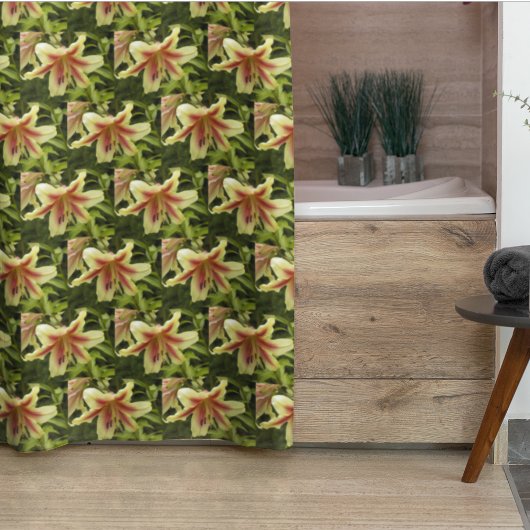 イエローオリエンペットリリーと赤スターバストフローラ シャワーカーテン