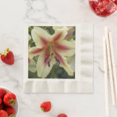 イエローオリエンペットリリーと赤スターバストフローラ 縁ありランチョンナプキン (インサイチュ)