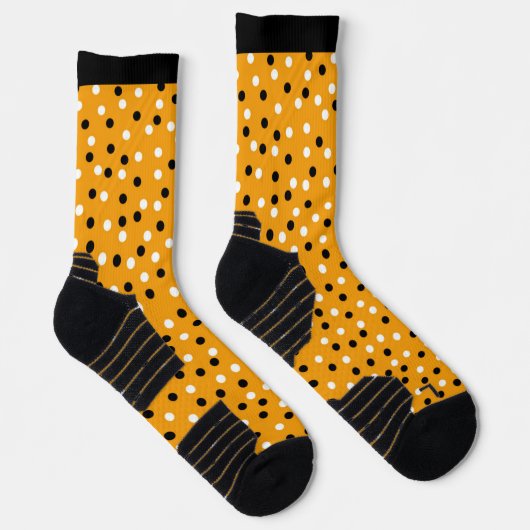 イエローオレンジとブラック&ホワイトポケドットデザイン ソックス (右)