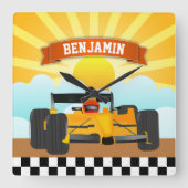 イエローオレンジのレースカーネーパーソナライズされたムキッズルーム スクエア壁時計 (正面)