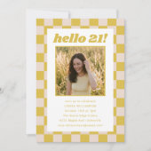 イエロークリームの市松模様の写真付きHello 21 誕生日パーティー 招待状 (正面)