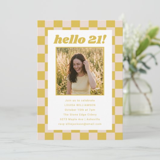 イエロークリームの市松模様の写真付きHello 21 誕生日パーティー 招待状 (スタンド正面)