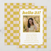 イエロークリームの市松模様の写真付きHello 21 誕生日パーティー 招待状 (正面/裏面)