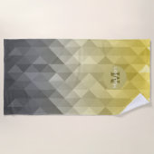 イエローグレイカッコいい幾何グラデーションパターンのモノグラム ビーチタオル (正面)