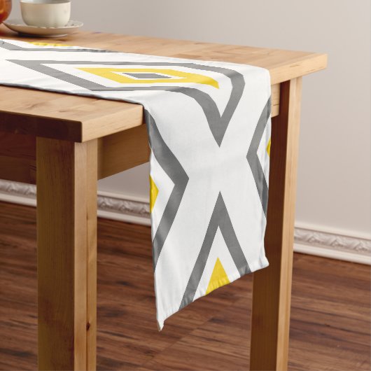 イエローグレーホワイトダイヤモンドの幾何学的パターン ショートテーブルランナー (インサイチュ)