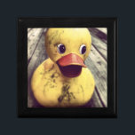 イエローゴムダッキー（アヒルちゃん）お風呂が必要！ ギフトボックス<br><div class="desc">木製のおもしろいポーチに座っている大きな黄色のゴムダッキー（アヒルちゃん）のかわいい写真。このアヒルは、大きな赤くちばしと広い目を見ている。汚れに覆われ、おそらく雨のシャワーの汚れを洗う遠くにのを待っている。可愛い顔の顔。</div>