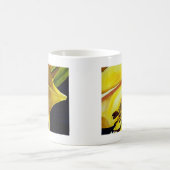 イエローゴールデンスプレンダーリリーオリジナルアート コーヒーマグカップ (中央)