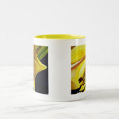 イエローゴールデンスプレンダーリリーオリジナルアート ツートーンマグカップ (中央)