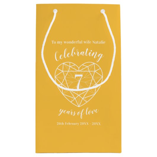 イエローサファイアアニバーサリー7年の妻抱き枕 スモールペーパーバッグ (裏面)