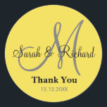 イエローサンキュー結婚のモノグラムステッカー ラウンドシール<br><div class="desc">イニシャルのシール新郎新婦の名前、日付と結婚あなたの結婚式の日や特別な場感謝してい合に感謝のメッセージを持つ。.このモノグラムのステッ結婚カーは黄色の色で。あなたの選択のためのより多くの色が利用可能である。製品の下カスタマイズにあるIT機能ボタカスタマイズンを使用して、色とフォントを指定することもできます</div>