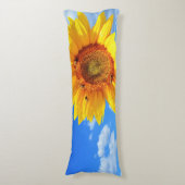 イエローサンフラワーアンドビーズオンブルースカイ抱き枕 ボディピロー (正面縦)