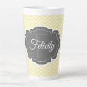 イエローシェブロンパーソナライズされたラテマグ カフェラテマグ (正面)