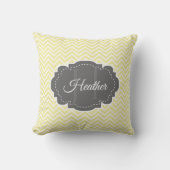 イエローシェブロンパーソナライズされた装飾用クッション クッション (正面)