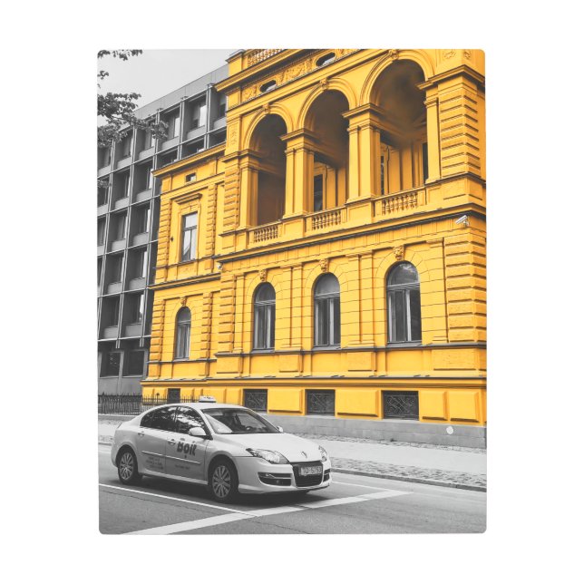イエローシティ建物ミニマリスト写真 メタルプリント (正面)