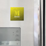 イエロージオメトリックメッシュパターンモノグラム マグネット<br><div class="desc">モノグラムあなたのカスタムイニシャルと名前でパーソナライズ。黄色のグラデーションジオメトリメッシュパターグラデーションン三角形。グラデーションのデザインを持つクール三角形のジオメトグラデーションリメッシュ</div>