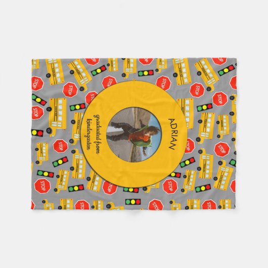 イエロースクールバス幼稚園卒業 フリースブランケット (正面(横))