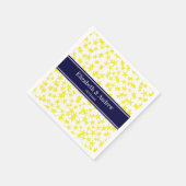 イエロースターズホワイトBG、ネイビーブルー名モノグラム スタンダードカクテルナプキン (角)