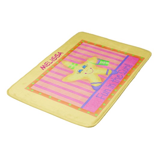 イエロースターフィッシュおもしろいイン太陽ビーチ名パーソナライズされた バスマット (アングル)