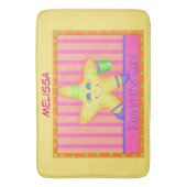 イエロースターフィッシュおもしろいイン太陽ビーチ名パーソナライズされた バスマット (正面縦)