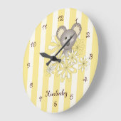 イエローストライプ ベビーコアラ クマの保育園 / 子供部屋 ラージ壁時計 (傾斜)