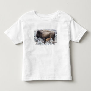 イエローストーンの子牛を世話する牛 トドラーTシャツ