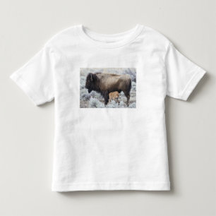 イエローストーンの子牛を世話する雌牛 トドラーTシャツ