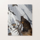 イエローストーンの雪の斜面で草を食むオスの鹿 ジグソーパズル (縦)