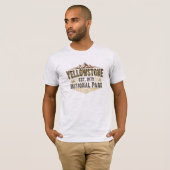 イエローストーン創設1872年 遺産タイポグラフィ マウンテン Tシャツ (正面フル)