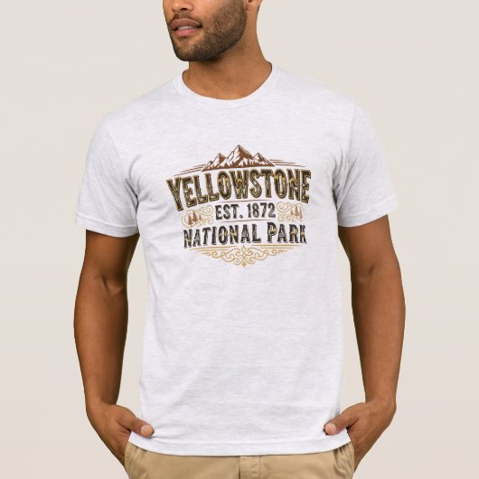 イエローストーン創設1872年 遺産タイポグラフィ マウンテン Tシャツ (正面)
