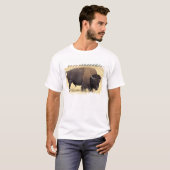 イエローストーン国立公園のアメリカバイソン雄 Tシャツ (正面フル)