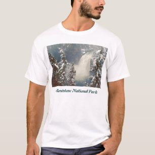 イエローストーン国立公園の甲革の滝の吹雪 Tシャツ