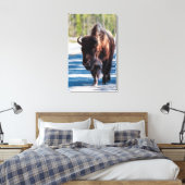 イエローストーン国立公園の車道のバイソン キャンバスプリント (インサイチュ (寝室))