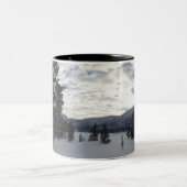 イエローストーン国立公園の雪の日の終わり ツートーンマグカップ (中央)