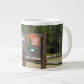 イエローストーン国立公園、サイン、ワイオミング、アメリカ。 ジャンボコーヒーマグカップ (正面右)