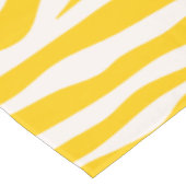 イエローゼブラストライプ名門私立校風のワイルドアニマルプリント テーブルクロス (アングル)