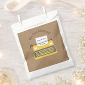 イエロータイプライターカスタマイズ結婚式の引き出物バッグ フェイバーバッグ (クリップ留めされた状態)