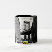 イエロータクシーキャブバイマンハッタンブリッジニューヨークシティ ツートーンマグカップ (中央)