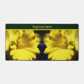 イエローダッフォディルフラワー花びら パーソナライズされた デスクマット (正面)