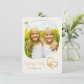 イエローダマスクバードツインガールズフォトバースデーパーティー 招待状 (スタンド正面)
