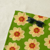 イエローダリアパターンオングリーンフローラ ビーチタオル (インサイチュ)