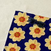 イエローダリアパターンオンブルーフローラ ビーチタオル (インサイチュ)