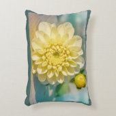 イエローダリアフラワーオンダークティール(緑がかった色)背景 アクセントクッション (正面(垂直))