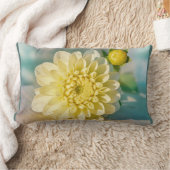 イエローダリアフラワーオンダークティール（緑がかった色）背景 ランバークッション (ブランケット)