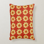 イエローダリアフローラルパターンon赤 アクセントクッション (正面(垂直))