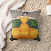 イエロードレスを着た女性(by Max Kurzweil) クッション (ブランケット)