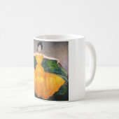 イエロードレスを着た女性(by Max Kurzweil) コーヒーマグカップ (正面右)