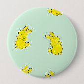 イエローハッピーバニーズオンティール(緑がかった色) 缶バッジ (正面)