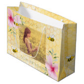 イエローハニカムピンク花模様写真50歳 ラージペーパーバッグ (正面アングル)